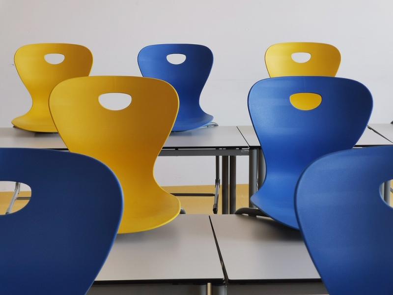 καρέκλες, θρανία, σχολεία, άνοιγμα σχολείων