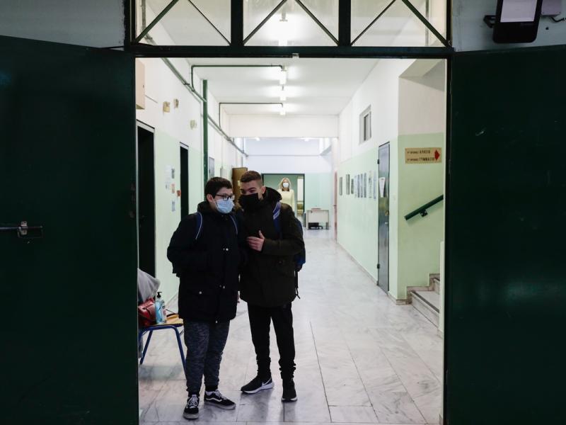 sxoleio mathites foto