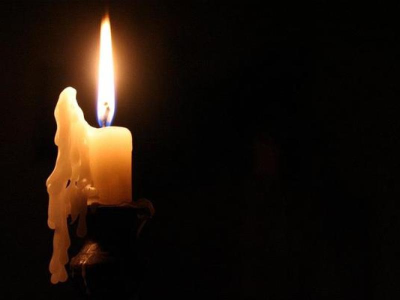 karanlikta-yanan-bir-mum.jpg