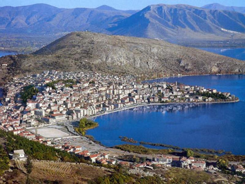 kastoria_on_kastoria_lake_greece_photo_gnto.jpg
