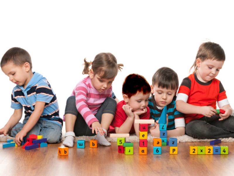 kids_playing_with_blocks_1.jpg