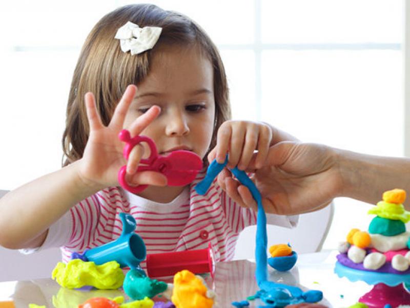 play_sense_playgroups_play_groups_play_therapy_counselling_early_learning_girl_play_doh_394x900-700x394.jpg