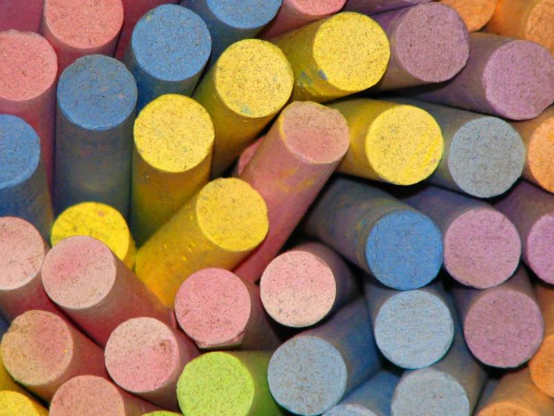 random-coloured-pieces-of-chalk-standing_10.jpg