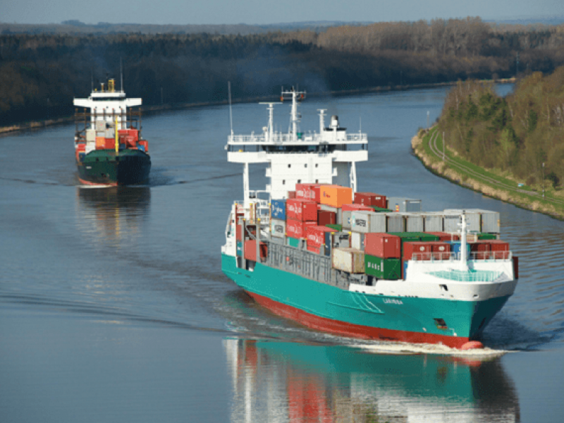 ships-on-kiel-canal.png