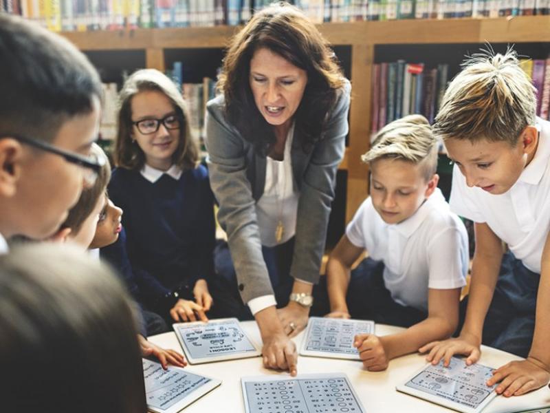 teacher-showing-kids-how-to-use-apps.jpg