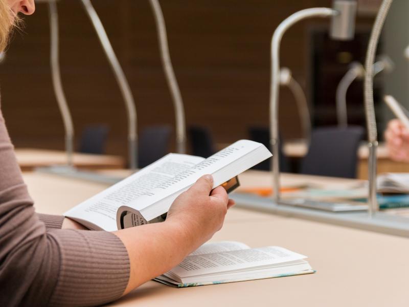 to-read-the-book-2784895_1920.jpg
