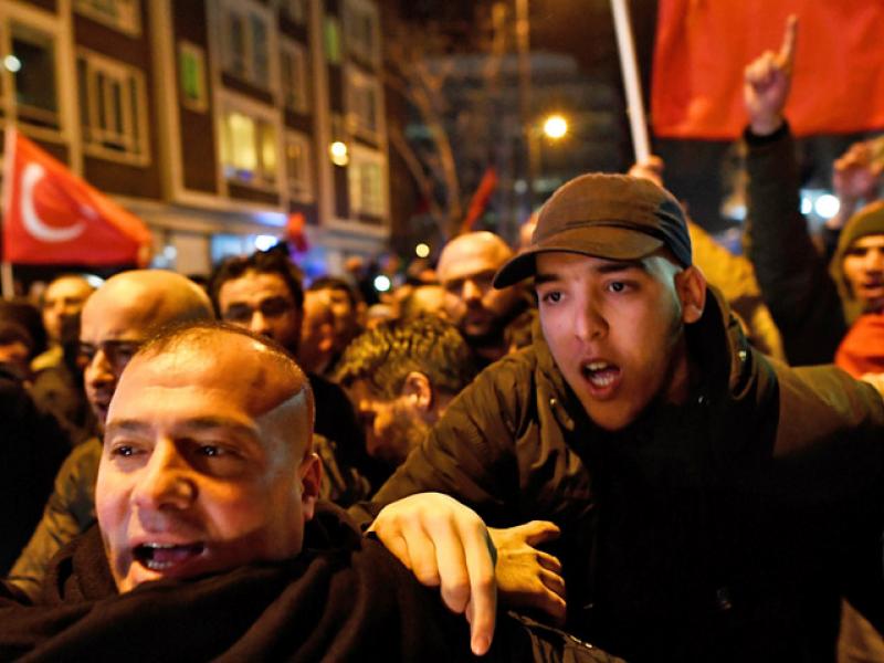 turkish-protest-rotterdam-rtx30n18.jpg