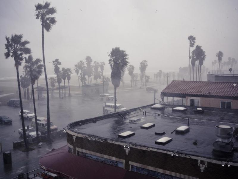 venice-beach-cadillac-hotel-rain-rainy-wind-windy-bad-weather-downpour-cold-usa-us-united-states-america-travel-roadtrip-nikon-v1.jpg