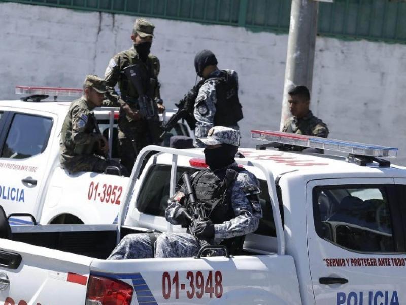 w16-72319policeelsalvador.jpg