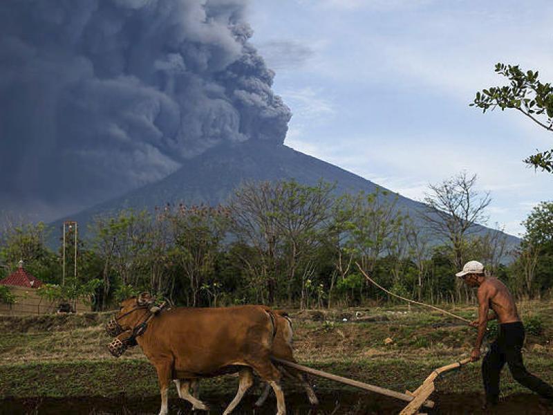 w26-84537indonesiabalivolcanoeruption.jpg