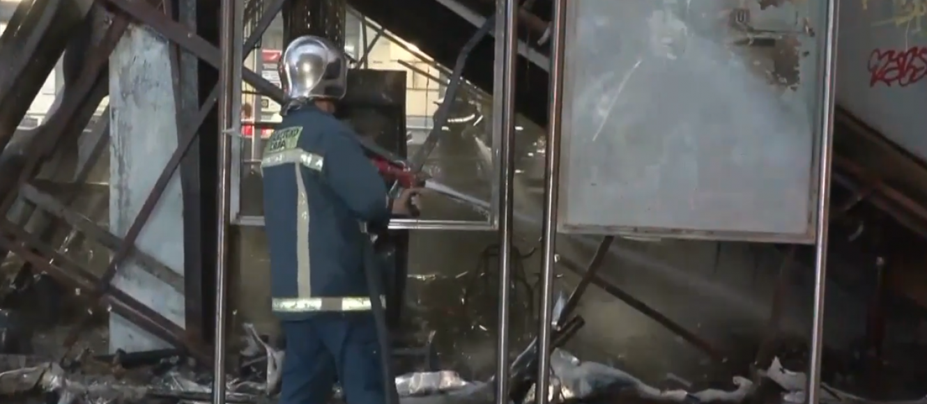 Συναγερμός στον Πειραιά- Φωτιά στις κυλιόμενες σκάλες του μετρό | Alfavita