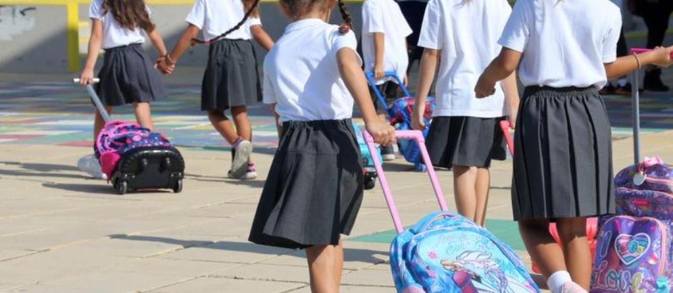 Ιδιωτικά σχολεία, παιδιά με σχολική στολή μεταφέρουν σχολικές τσάντες
