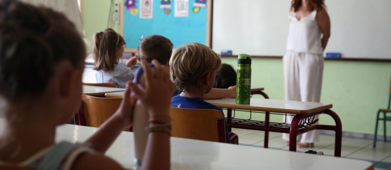 Εκπαιδευτικός δασκάλα σε αίθουσα σχολείου με μαθητές