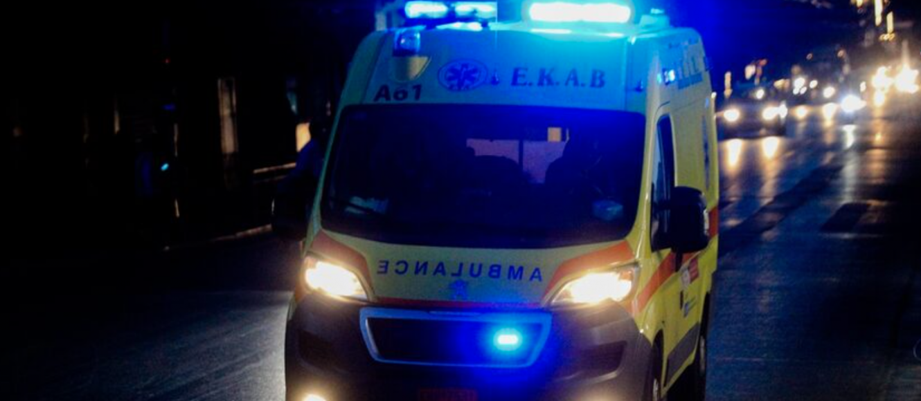 Όχημα του ΕΚΑΒ το βράδυ 