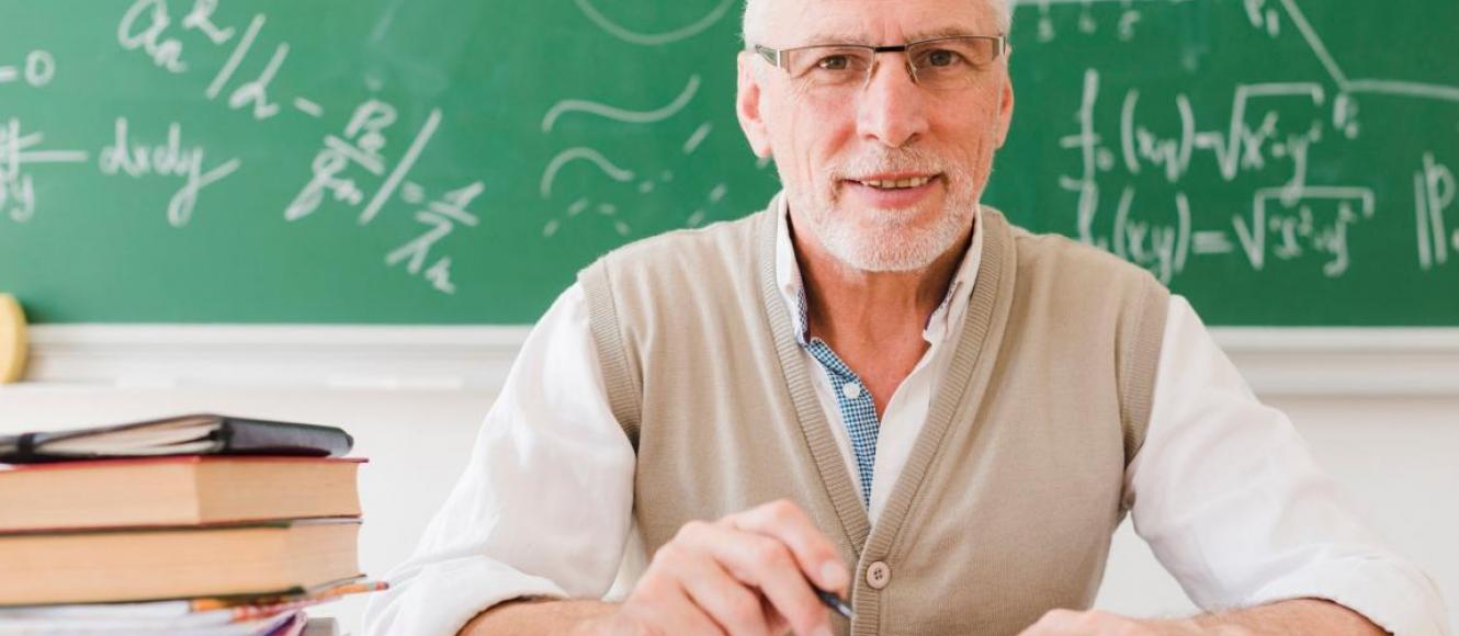 ηλικιωμένος εκπαιδευτικός