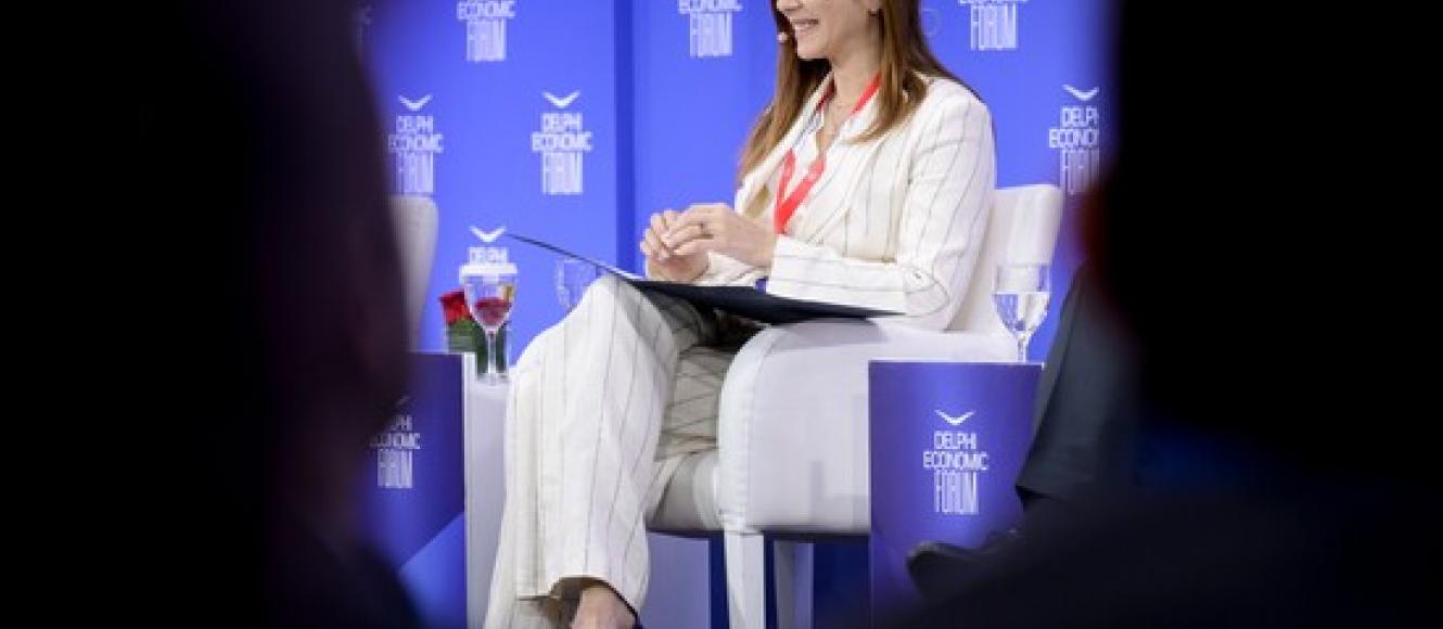 Σοφία Ζαχαράκη, από το βήμα του Φόρουμ των Δελφών