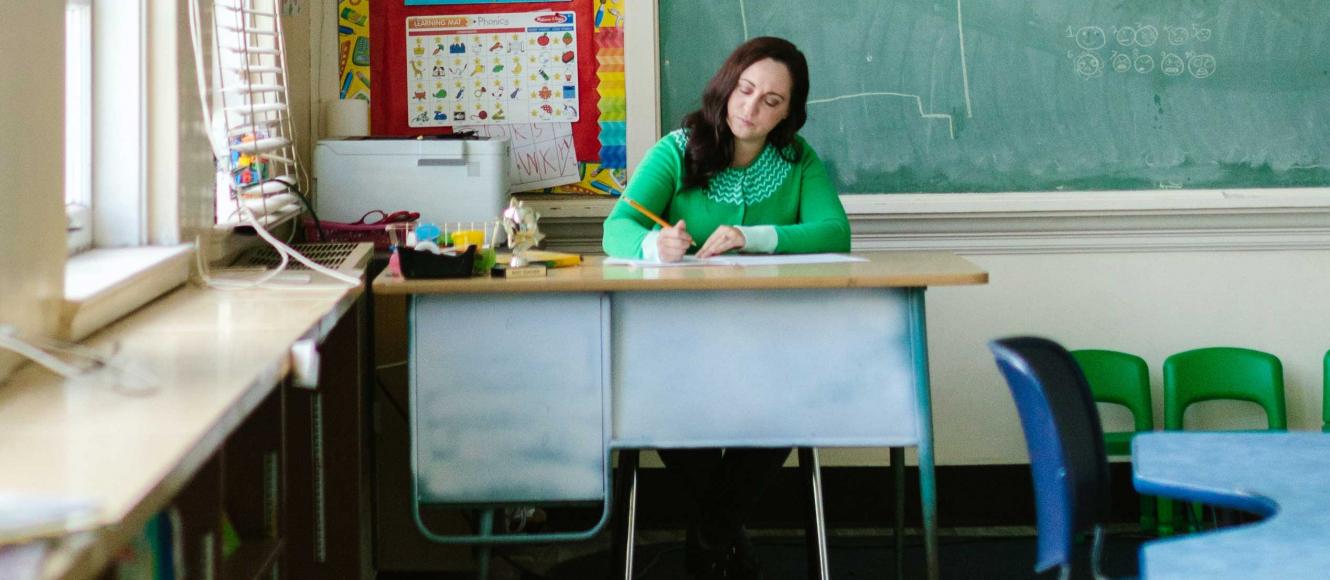 Δασκάλα υπολογίζει τα μόριά της για την προκήρυξη του ΑΣΕΠ