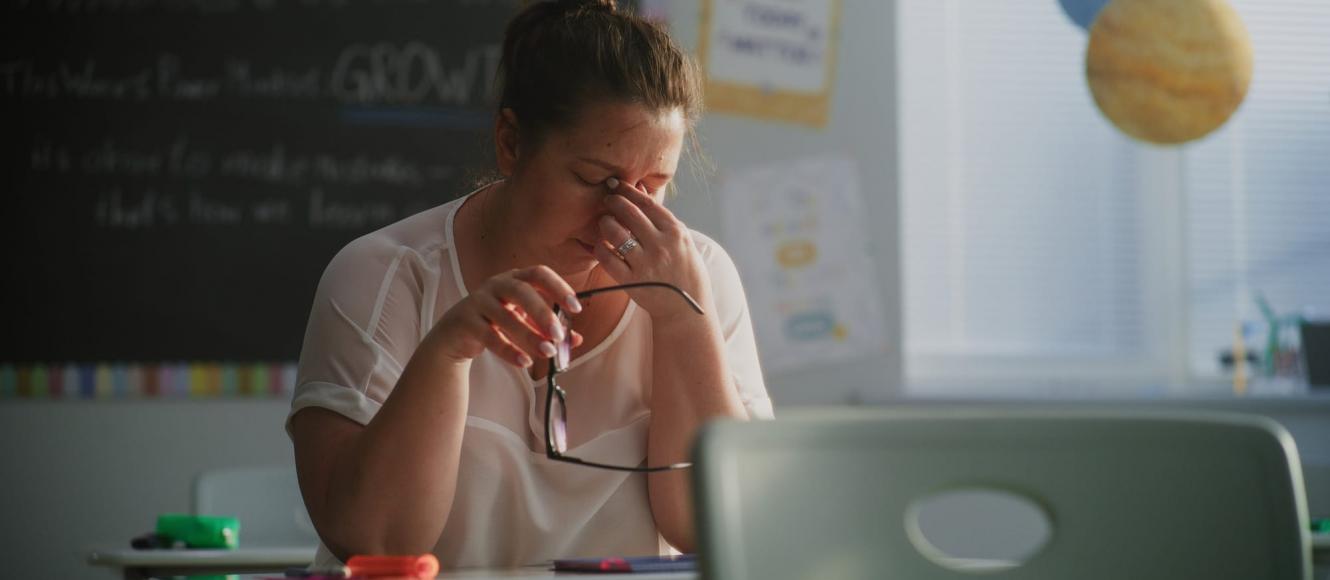 Θλιμμένη δασκάλα σε τάξη