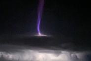 «Blue jet»: Το εντυπωσιακό φαινόμενο που απαθανάτισε πιλότος πάνω από τα σύννεφα