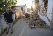 Αρκαλοχώρι σεισμός, γκρεμισμένο σπίτι, ερείπια, άντρας