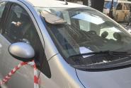 13ο ΓΕΛ ΠΕΙΡΑΙΑ ΕΠΕΣΕ ΣΤΟ ΠΕΖΟΔΡΟΜΙΟ ΚΑΙ ΣΕ ΣΤΑΘΜΕΥΜΕΝΟ ΑΜΑΞΙ ΜΕΡΟΣ ΤΗΣ ΜΕΤΟΠΗΣ ΑΠΟ ΤΗΝ ΤΑΡΑΤΣΑ ΤΟΥ ΣΧΟΛΕΙΟΥ