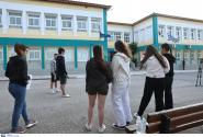 μαθητές έξω από προαύλιο σχολείου