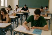 μαθητές δίνουν πανελλήνιες εξετάσεις