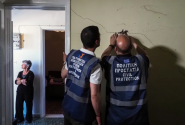 Πολιτική Προστασία ελέγχει ρωγμές σε σπίτι στην Εύβοια μετά από σεισμό