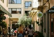 κοπέλες που περπατούν στο Σύνταγμα
