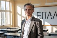καθηγητής ΕΠΑΛ στέκεται σε μέσα σε σχολική τάξη