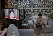Άνδρας στο Ιράν παρακολουθεί τηλεόραση