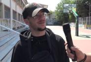 μαθητής που δίνει συνέντευξη έξω από το σχολείο