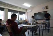 μαθητές που δίνουν πανελλήνιες