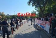 Μέλη φοιτητικών συλλόγων συγκεντρώθηκαν έξω από το δημαρχείο Θεσσαλονίκης