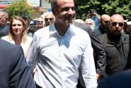 Ο Κυριάκος Μητσοτάκης κάνει περιοδεία στο Καρπενήσι 
