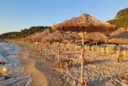 Παραλία με ομπρέλες στην Χαλκιδική