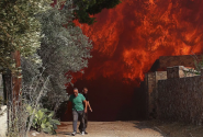 Σπίτια καίγονται στην Κερατέα