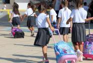 Ιδιωτικά σχολεία, παιδιά με σχολική στολή μεταφέρουν σχολικές τσάντες
