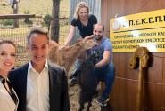 Η Καλλιόπη Σεμερτζίδου με τον Κυριάκο Μητσοτάκη σε κολάζ με φωτογραφία του ΟΠΕΚΕΠΕ