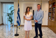 Η Σοφία Ζαχαράκη με τον Πρύτανη του ΔΙΠΑΕ