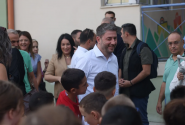 Ο πρόεδρος του ΠΑΣΟΚ, Νίκος Ανδρουλάκης σε αγιασμό σχολείου