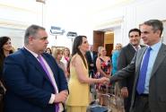 Η υφυπουργός Εσωτερικών, Βιβή Χαραλαμπογιάννη σε χειραψία με τον Μητσοτάκη