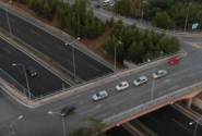 Δρόμος με αυτοκίνητα, κόμβος με γέφυρα