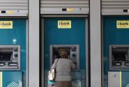 Γυναίκα συνταξιούχος σε ΑΤΜ της Εθνικής Τράπεζας