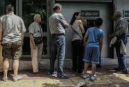 Κόσμος περιμένει σε ουρά τράπεζας για ανάληψη από ΑΤΜ