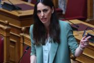 Η υφυπουργός Εσωτερικών, Βιβή Χαραλαμπογιάννη στη Βουλή