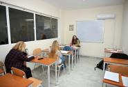 Αχαρνές: Ένα δωρεάν φροντιστήριο με έμμισθους καθηγητές κάνει τα όνειρα των παιδιών πράξη