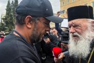 Ο Αρχιεπίσκοπος Ιερώνυμος επισκέφθηκε σήμερα τον Πάνο Ρούτσι στο Σύνταγμα, ο οποίος συνεχίζει για 22η ημέρα την απεργία πείνας