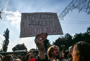 Διαμαρτυρία από καλλιτέχνες, πινακίδα που γράφει απόφοιτος Λυκείου ηθοποιός