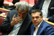 Ο Παύλος Πολάκης μιλάει με τον Αλέξη Τσίπρα στη Βουλή